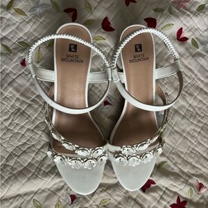 White Mountain Women's Floral White Sandals